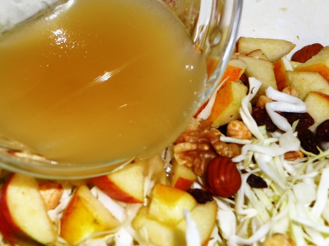 Spitskoolsalade met appel en studentenhaver