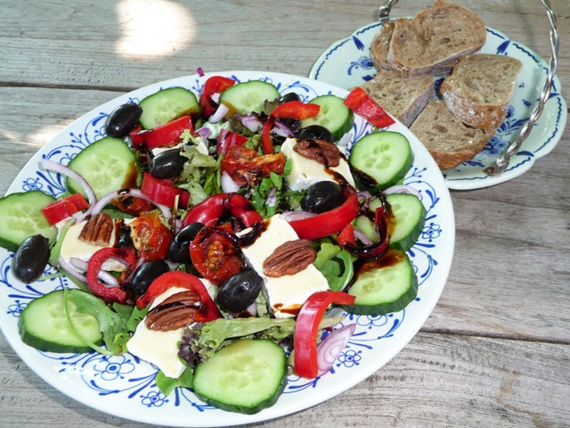 Frisse maaltijdsalade met brie, komkommer en paprika