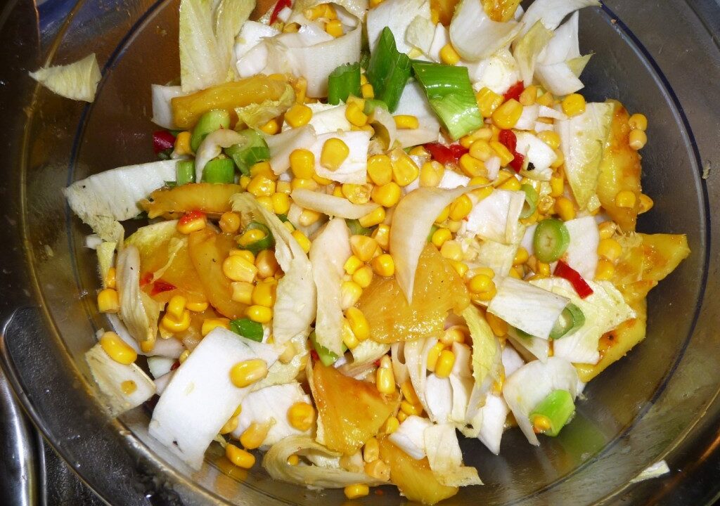 Pikante witlofsalade met gegrilde ananas