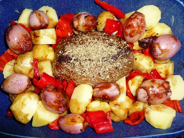 Ovenschotel met rosbief, sjalotten, paprika en aardappel