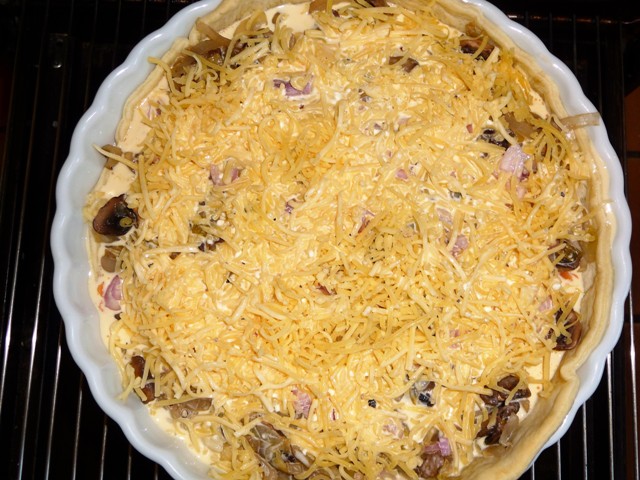 Hartige taart met witlof, champignons en gerookte zalm
