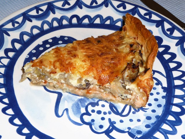 Hartige taart met witlof, champignons en gerookte zalm