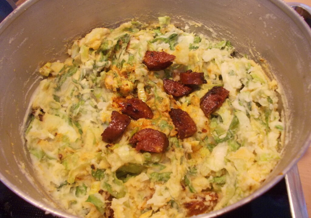 Andijviestamppot met chorizo en lenteuitjes