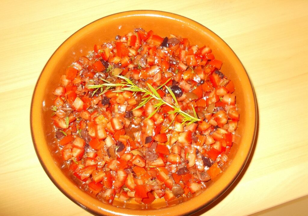 Bruschettadip van tomaten, olijven ,knoflook en kruiden.