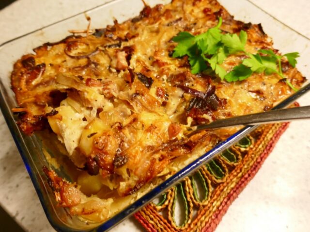 Drie soorten uien ovenschotel met spekjes en kaas.