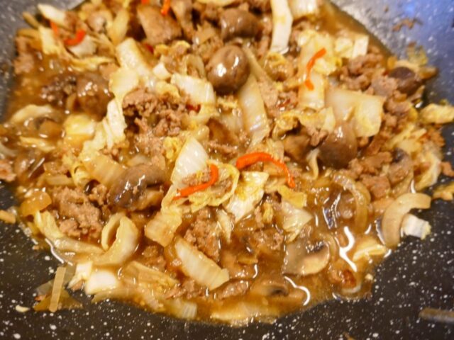 Gestoofde Chinese kool met gehakt en een Oosters tintje.