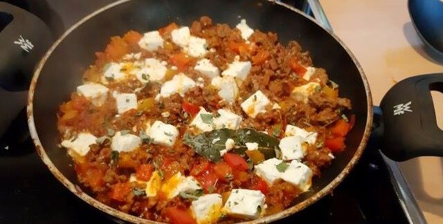 Grieks gehaktpannetje met paprika en feta