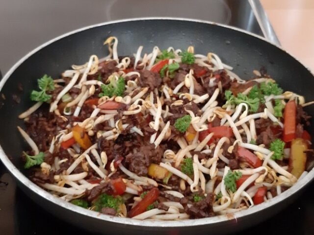Indisch gekruid gehakt met ketjap taugé en paprika