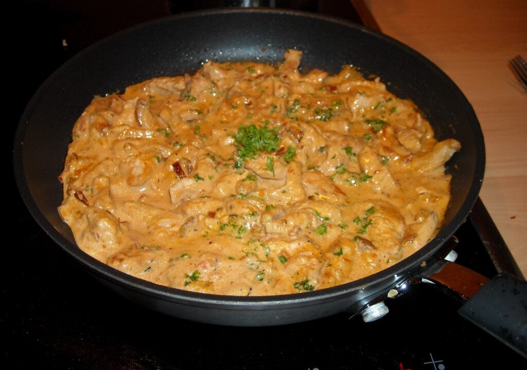 Kalkoenreepjes in roomsaus met gedroogde tomaten en rode pesto.