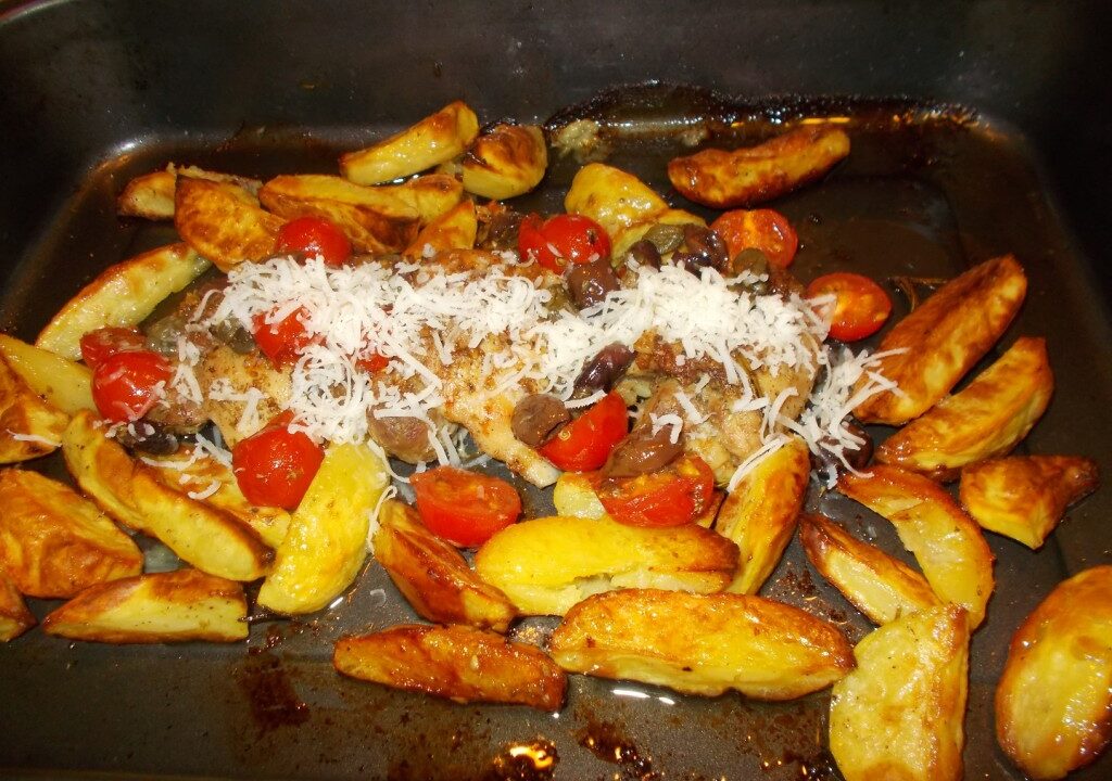Kippendij met aardappeltjes en een pittige tomatensaus uit de oven
