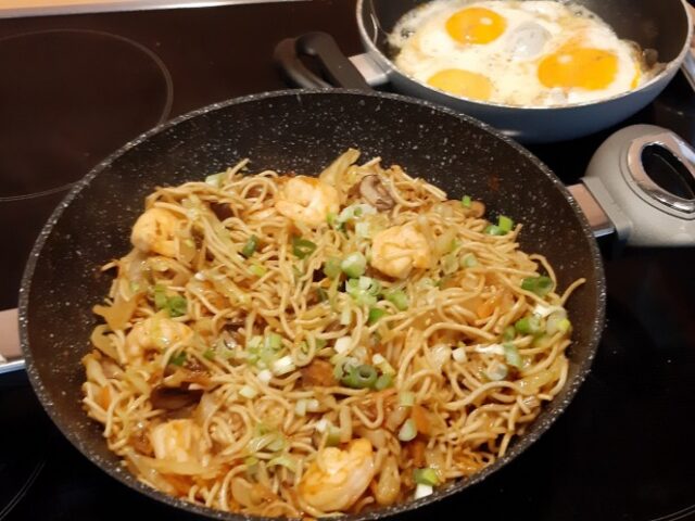 Mie met garnalen, spitskool en champignons, beetje aziatisch.