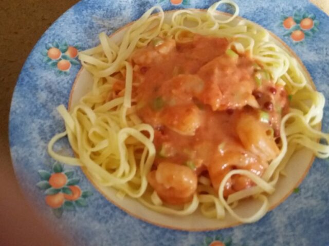 Pasta met grote garnalen in een heerlijke chiliroomsaus
