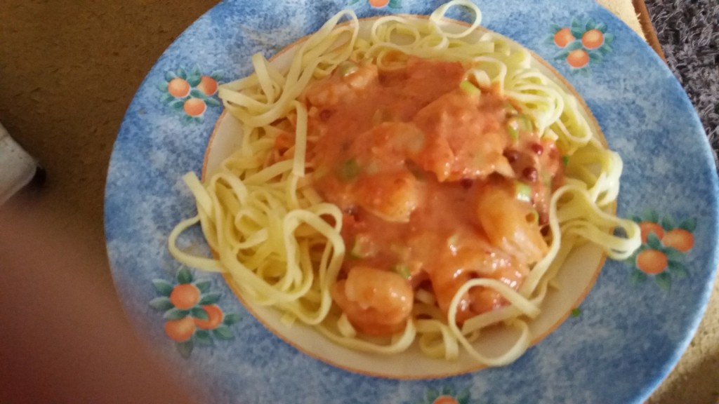 Pasta met grote garnalen in een heerlijke chiliroomsaus