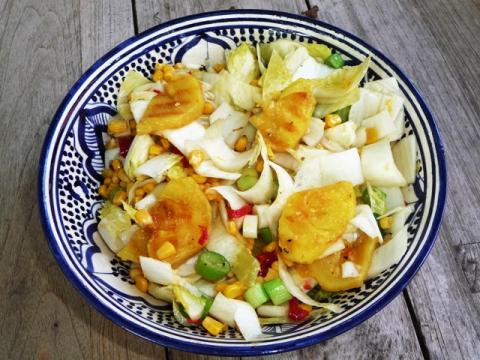 Pikante witlofsalade met gegrilde ananas
