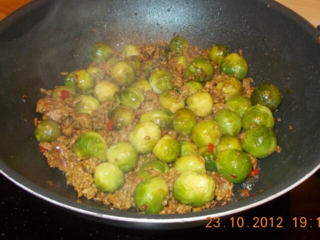 Pittig zoete spruitjes met gehakt uit de wok