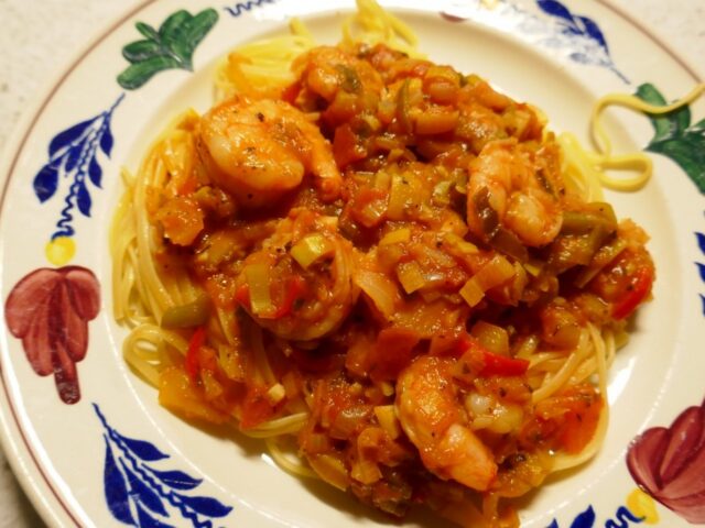Pittige grote garnalen met linguine in tomatensaus