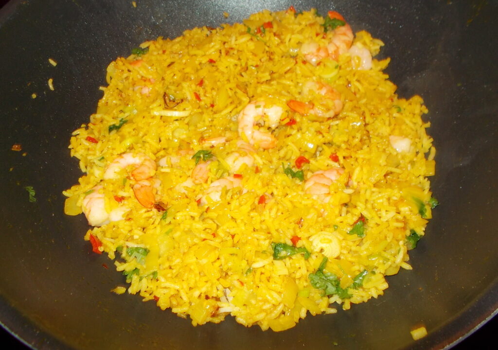 Pittige kerrierijst met garnalen en mango chutney
