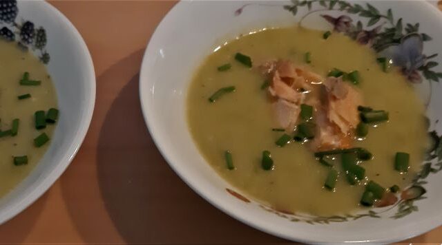 Preisoep met warmgerookte zalm