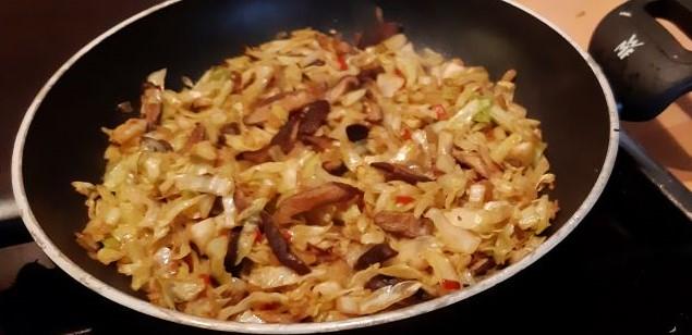Roergebakken spitskool met shiitake en sojasaus