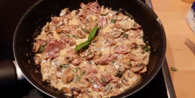 Romige Italiaanse champignonsaus met ham kaas en veel knoflook