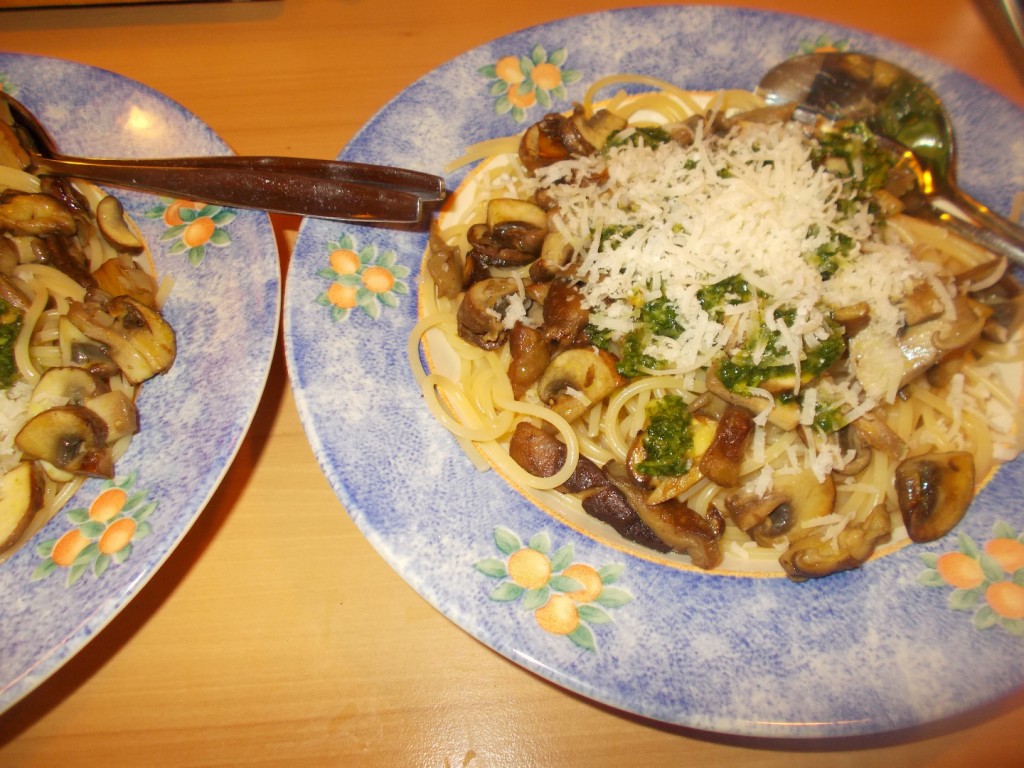 Spaghetti met paddenstoelen, peterseliepesto en pijnboompitten