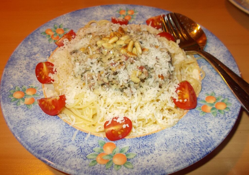 Spaghetti met spekjes, pestoroom en pijnboompitten