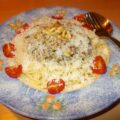 Spaghetti met spekjes, pestoroom en pijnboompitten