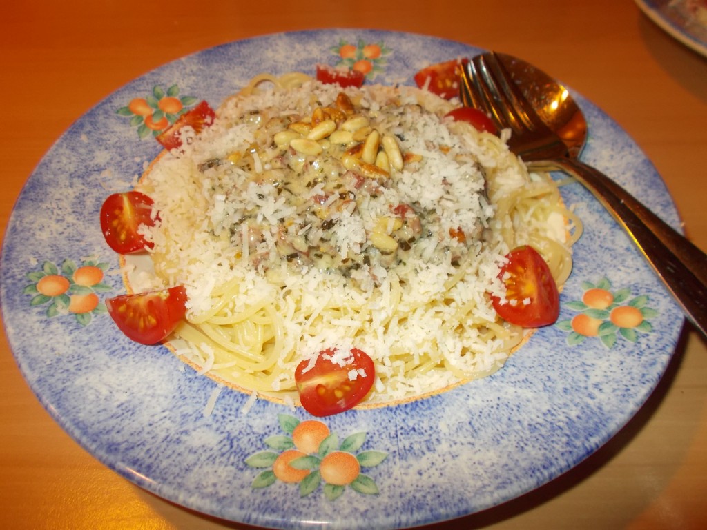 Spaghetti met spekjes, pestoroom en pijnboompitten