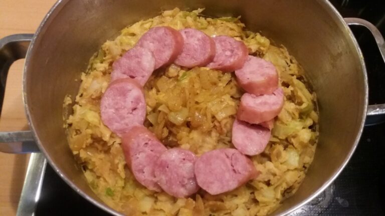 Stamppot pittige spitskool met kerrieuitjes en rookworst