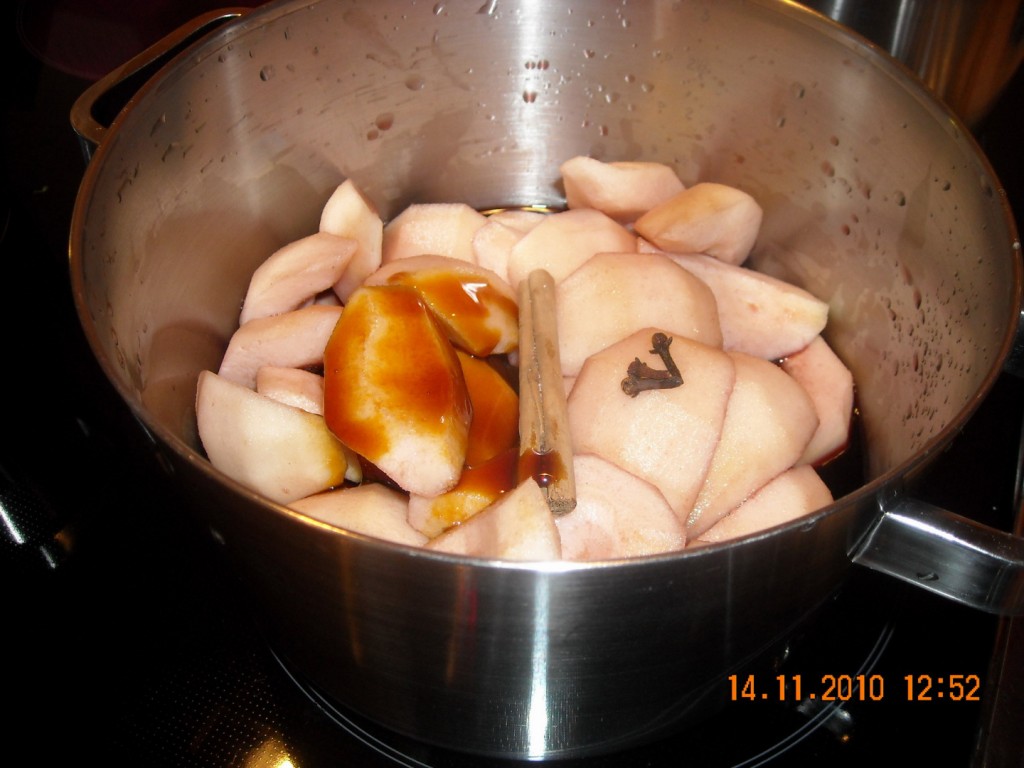 Stoofpeertjes in karamel-wijnsaus