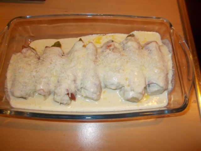 Witlof in rauwe ham met Pecorino-roomsaus