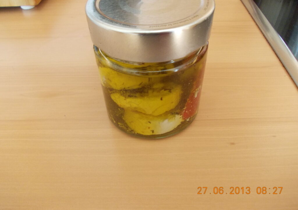 Zachte geitenkaas in pittige knoflookmarinade