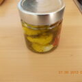 Zachte geitenkaas in pittige knoflookmarinade