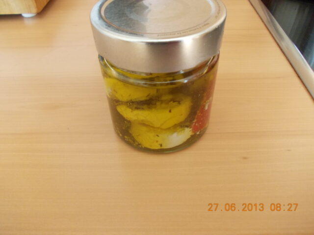 Zachte geitenkaas in pittige knoflookmarinade