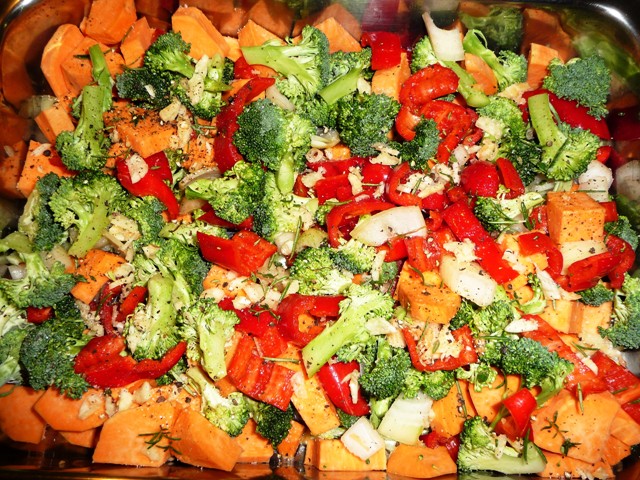 Traybake van zoete aardappel, broccoli en paprika