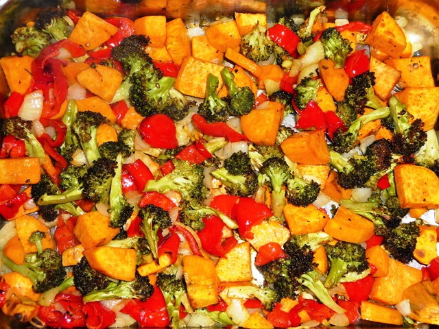 Traybake van zoete aardappel, broccoli en paprika