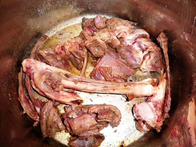Heldere wildbouillon met paddenstoelen en gerookte eendenborst