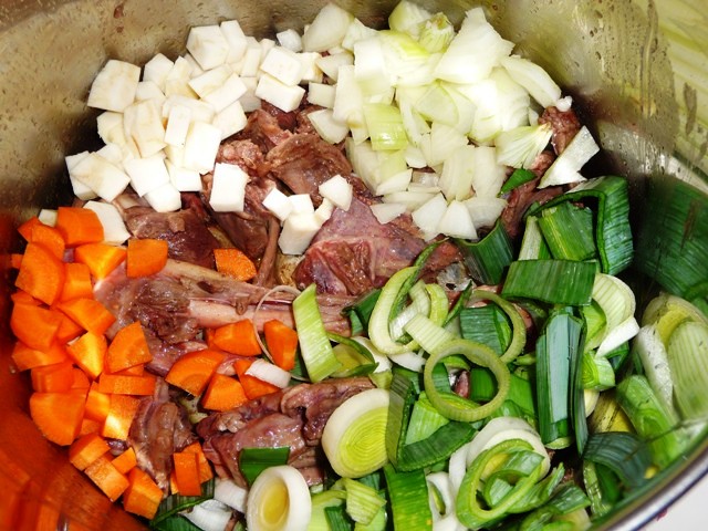 Heldere wildbouillon met paddenstoelen en gerookte eendenborst