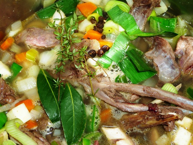 Heldere wildbouillon met paddenstoelen en gerookte eendenborst