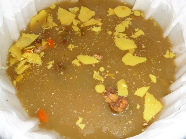 Heldere wildbouillon met paddenstoelen en gerookte eendenborst