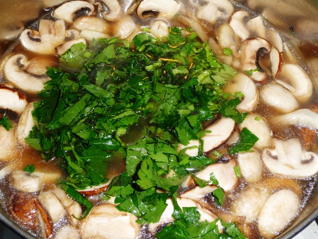 Heldere wildbouillon met paddenstoelen en gerookte eendenborst
