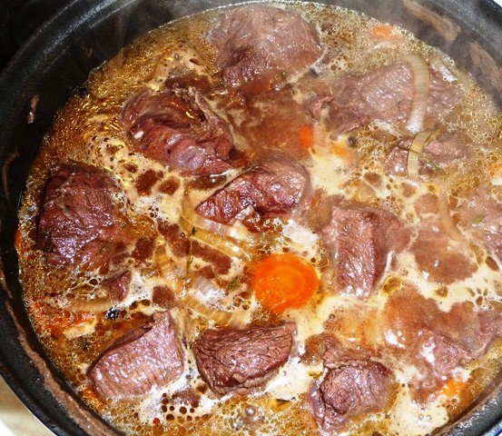 Gestoofde wild zwijnswangen