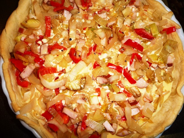 Hartige taart met witlof, paprika en gerookte kip