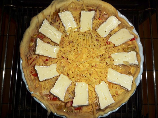 Hartige taart met witlof, paprika en gerookte kip