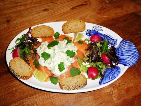 Gerookte zalm met avocado limoensaus