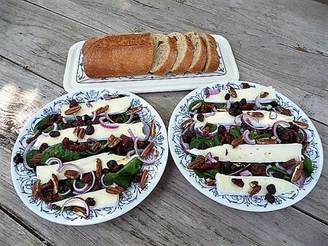Maaltijdsalade met spinazie en brie