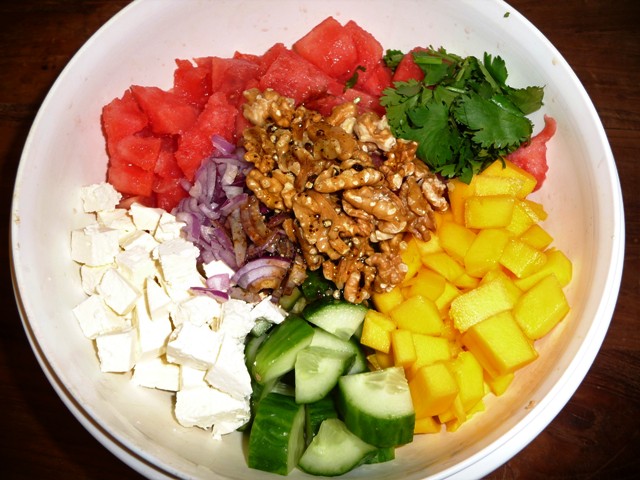 Salade met watermeloen, mango en komkommer