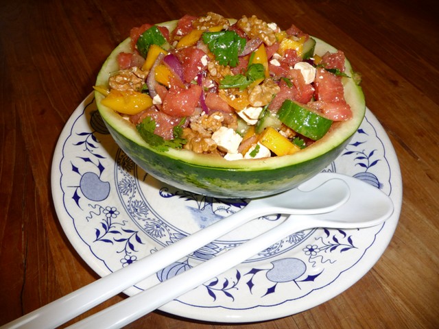 Salade met watermeloen, mango en komkommer