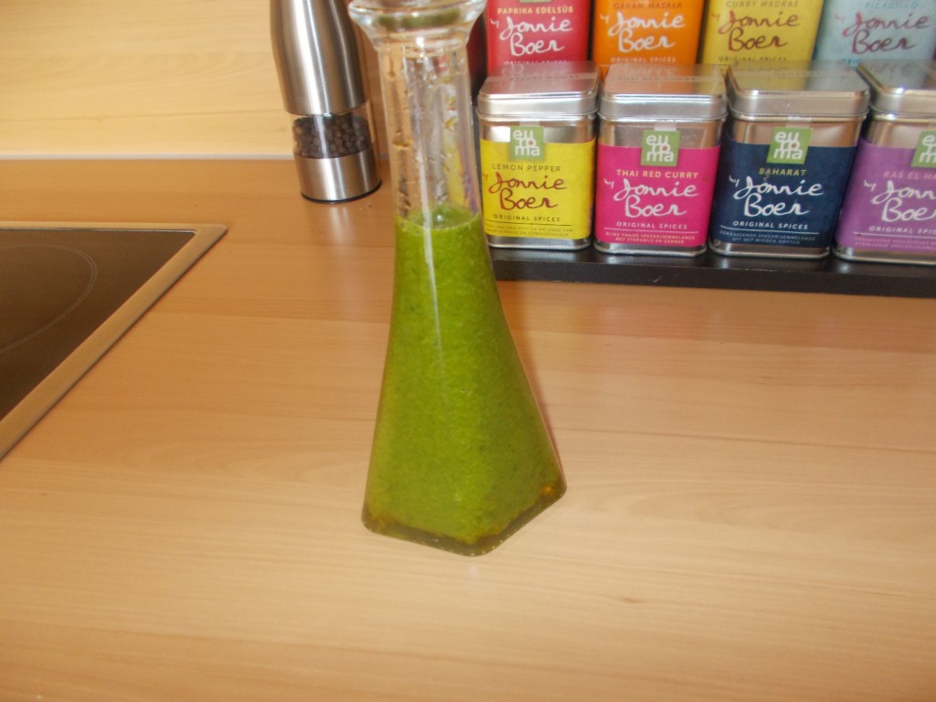 Basilicumdressing op basis van zelfgemaakte basilicumolie