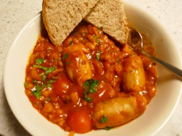 Cassoulet ( Franse bonenstoof met kipsaucijs en spekjes)